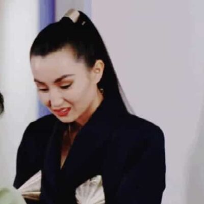 约会穿搭美女穿风衣真空内搭图片(图3)